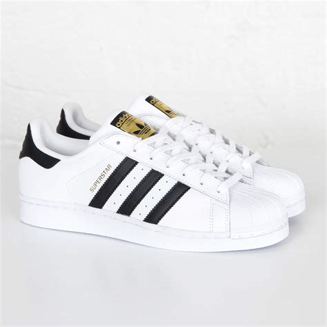 in gebrauchte damen adidas super stars wichsen|Blowjob und hand wichsen in Adidas Superstar und schwarzen.